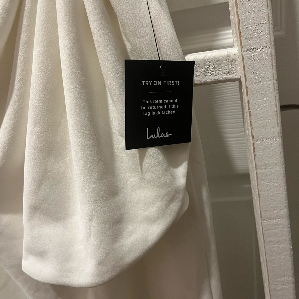 NWT Lulu’s white dress with slit. - Picture 6 of 8
